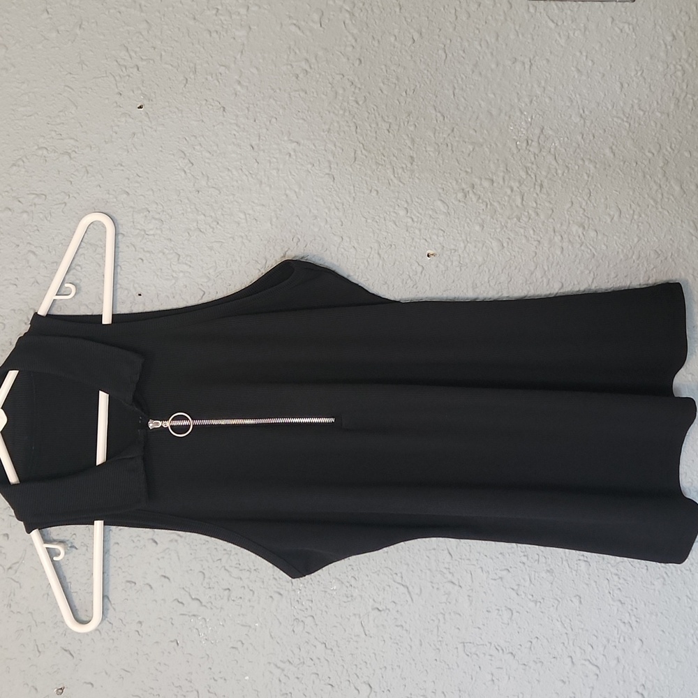 Black Sleeveless Zip-Up Top